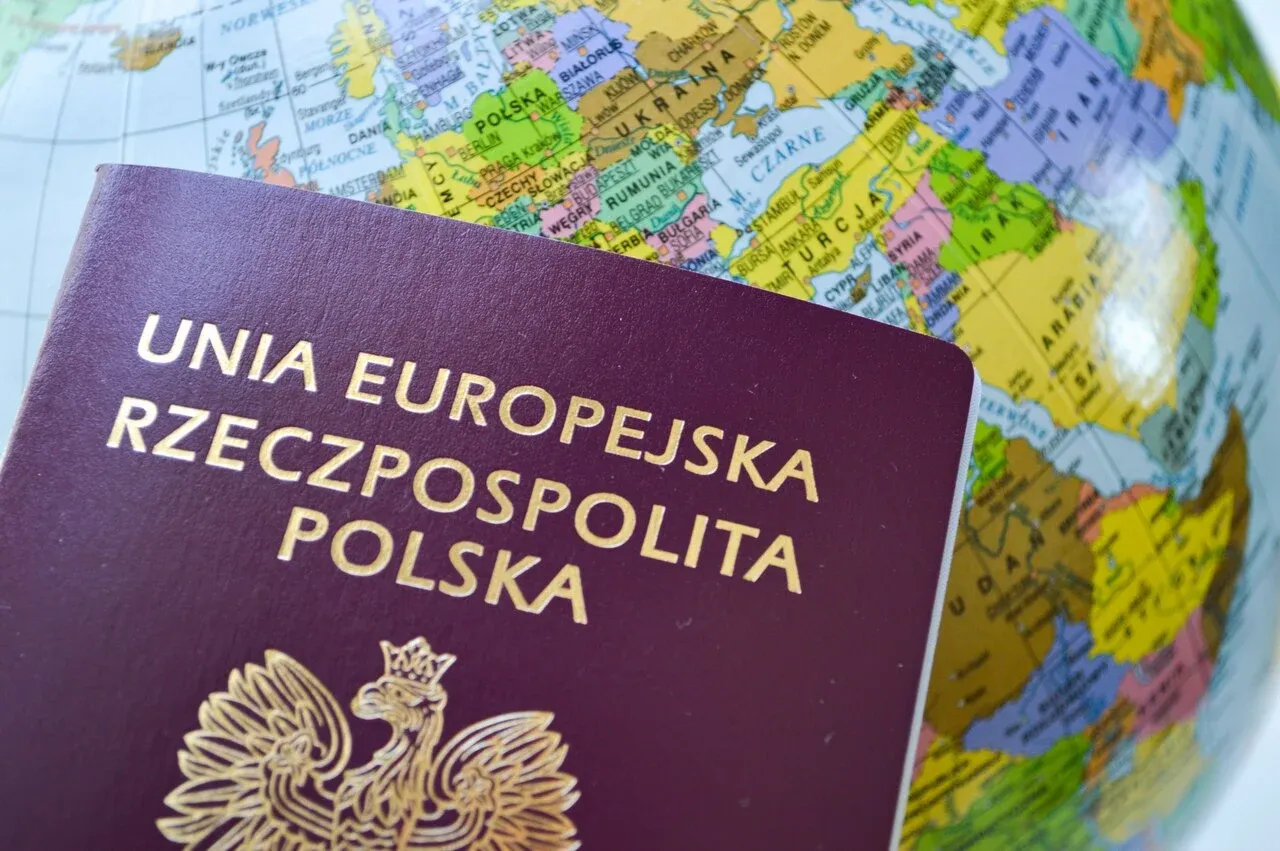 Paszport to klucz do podr&oacute;ży. Aby go wyrobić, potrzebujesz dokument&oacute;w potwierdzających tożsamość i obywatelstwo.