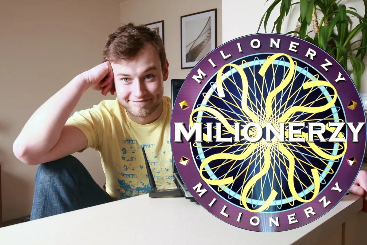 Uśmiechnięty młody mężczyzna w ż&oacute;łtej koszulce, marzący o tym, kiedy padnie milion w Milionerach.