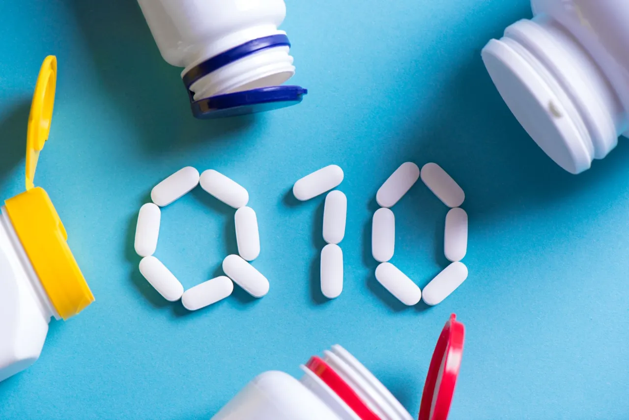 Białe tabletki ułożone w kształt 