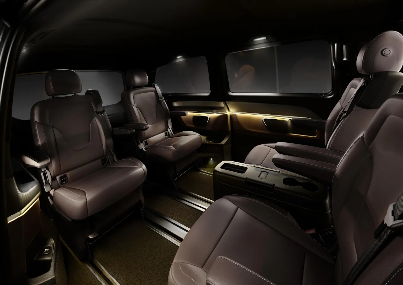 Por&oacute;wnanie wnętrz popularnych bus&oacute;w osobowych