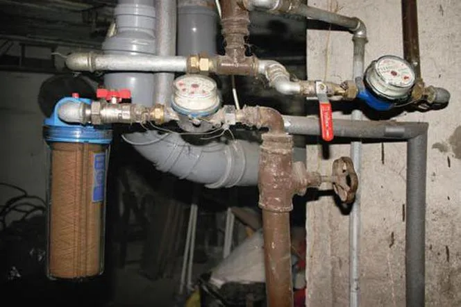 stare instalacje hydrauliczne w bloku