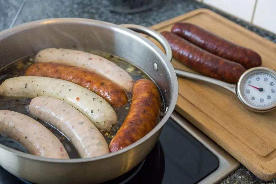 termometr w białej kiełbasie gotowej