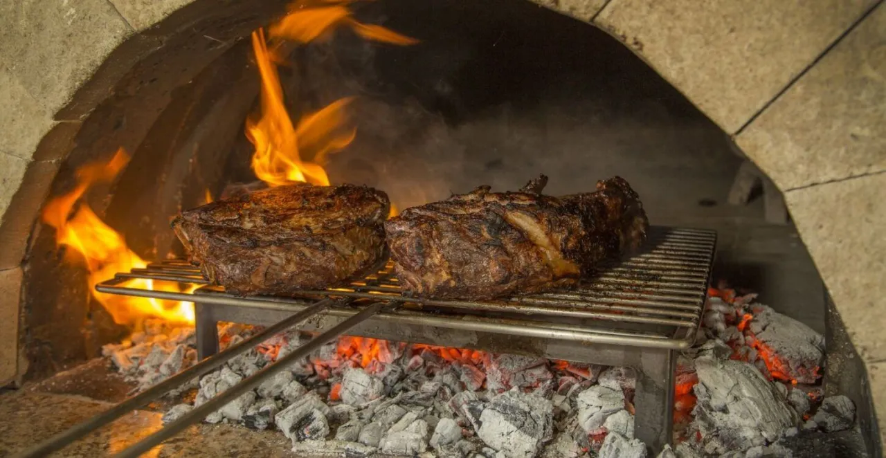 Bistecca alla Fiorentina na drewnianej desce