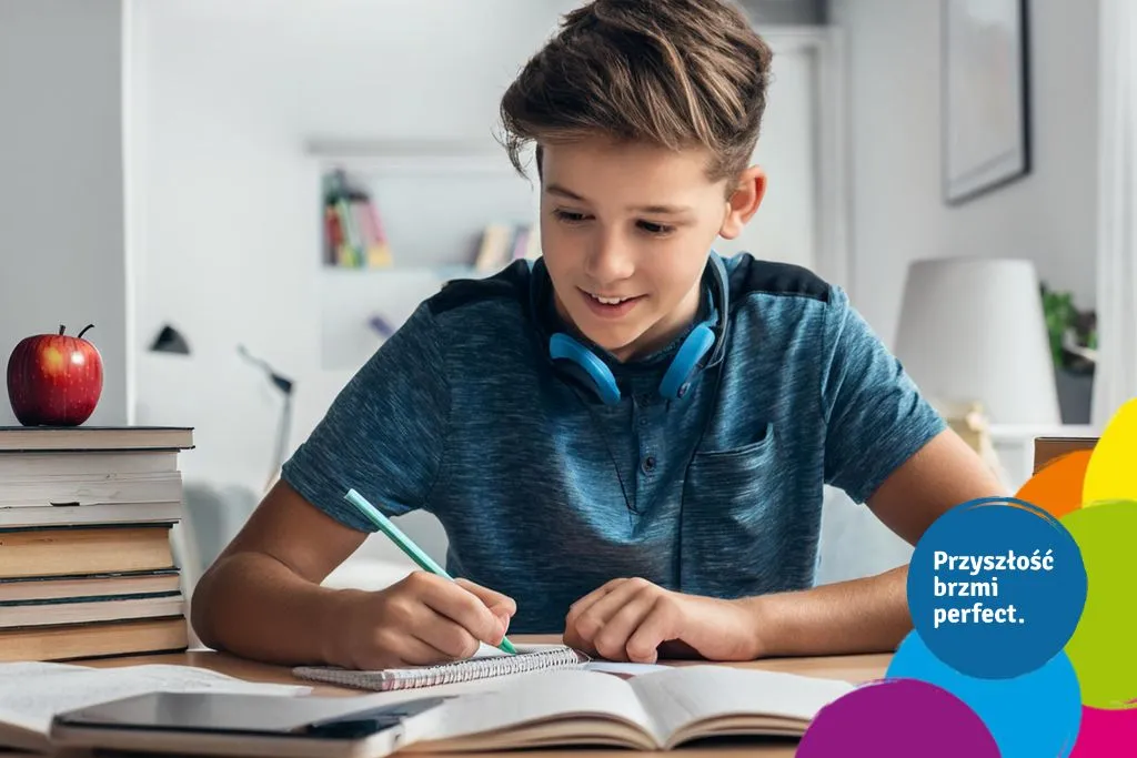 młody człowiek planujący naukę do matury