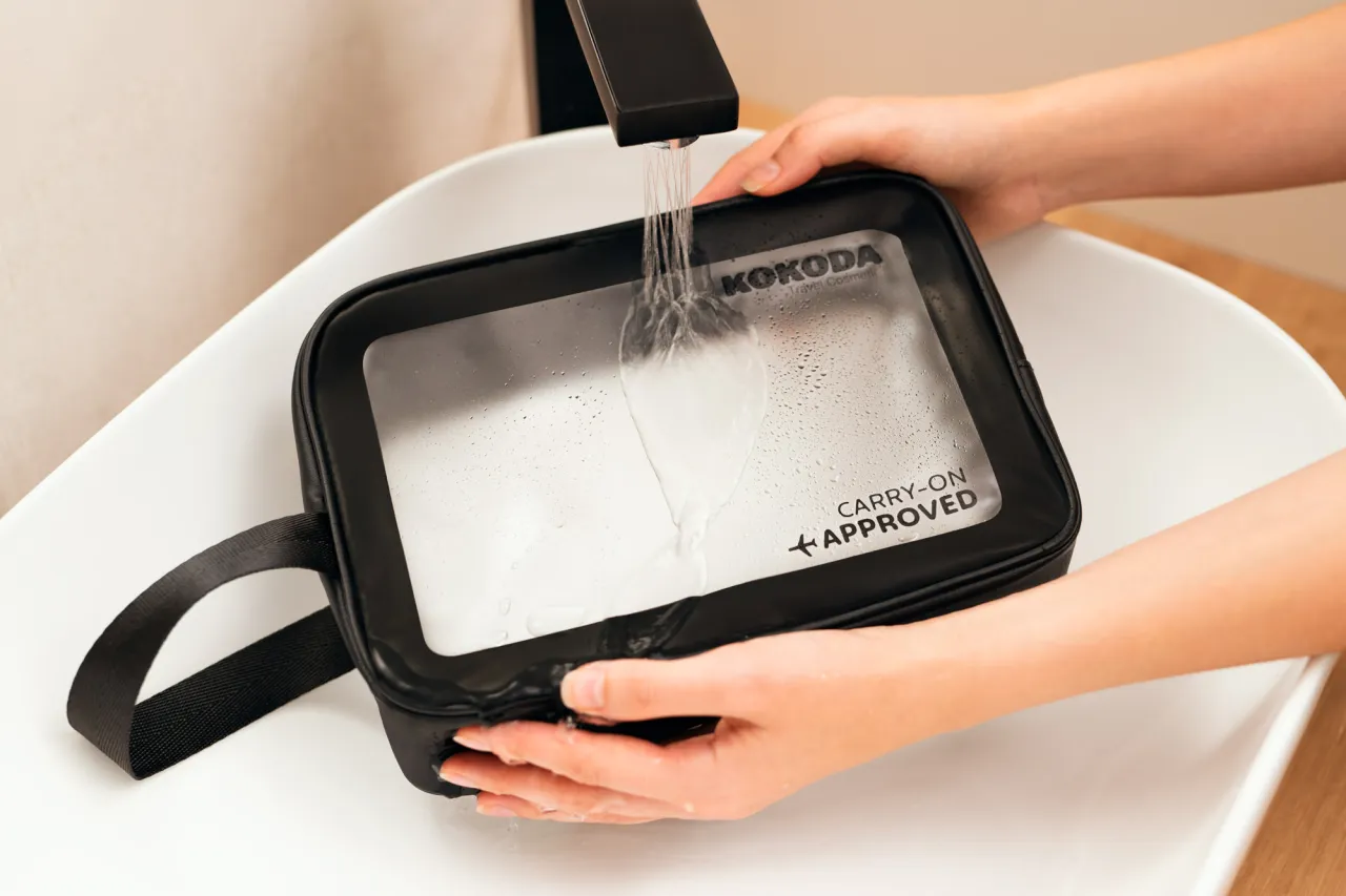 przezroczysta kosmetyczka z płynami do samolotu