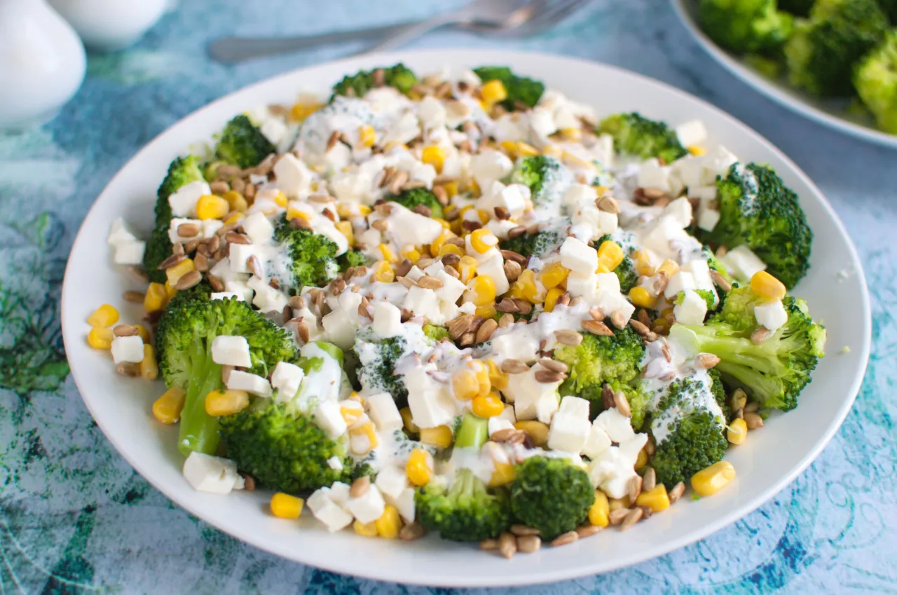 sałatka z brokułami feta słonecznik