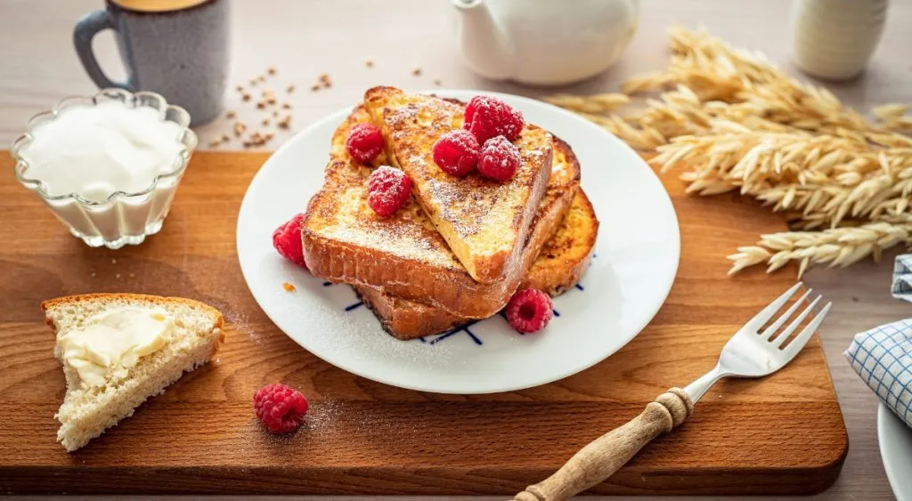 r&oacute;żne rodzaje pieczywa do tost&oacute;w francuskich