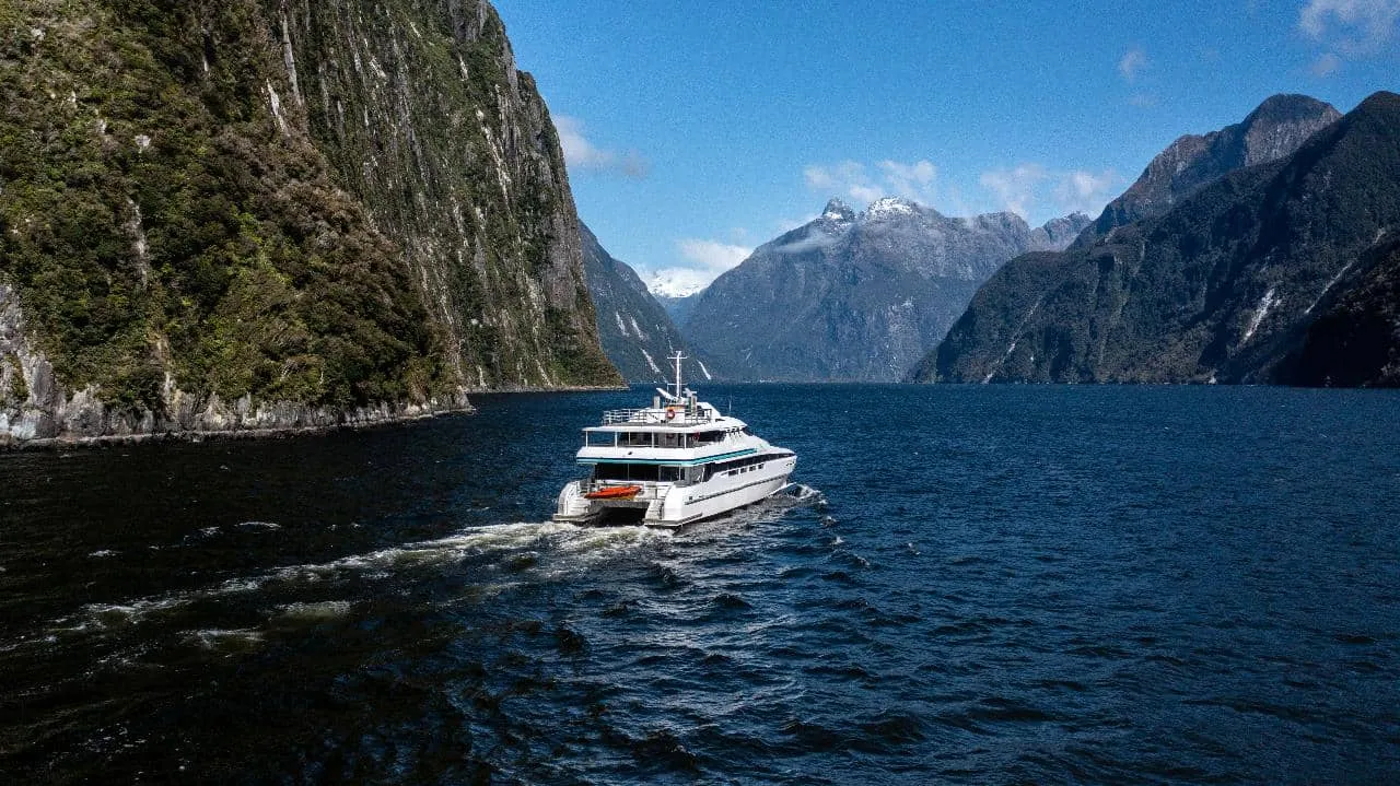 Milford Sound fiord Nowa Zelandia wodospady klify