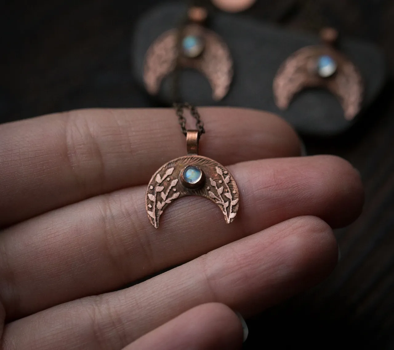 Lunula z kamieniem księżycowym