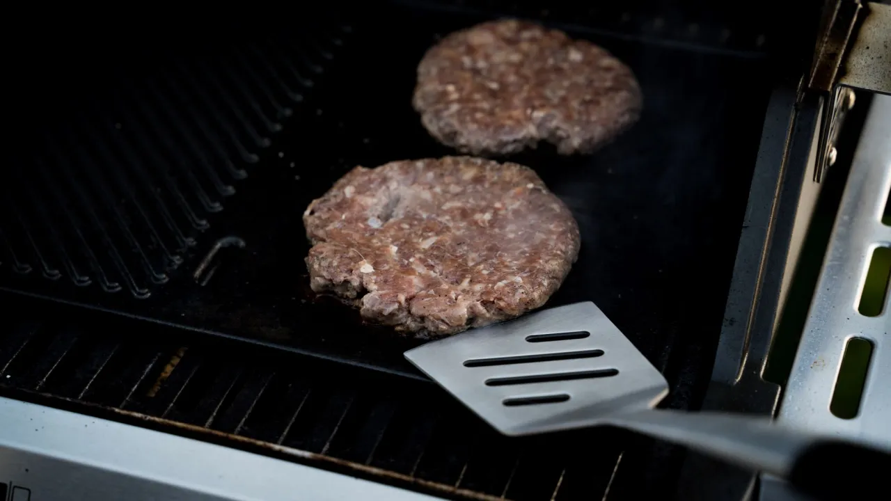 Grillowanie burger&oacute;w na ruszcie