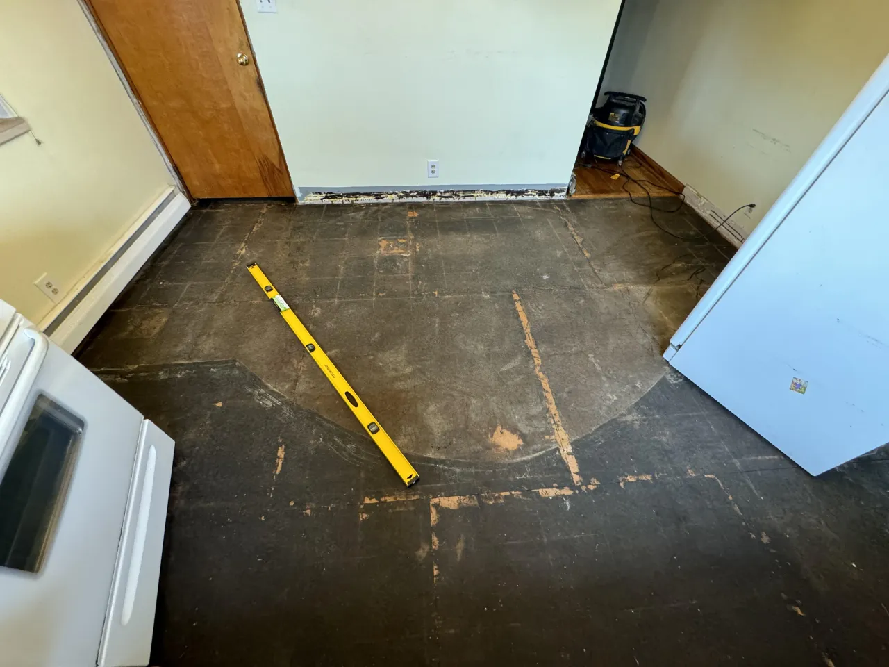 sprawdzanie równości podłoża poziomicą