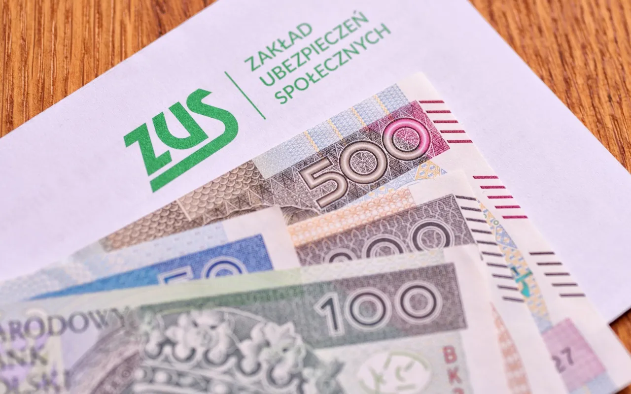 ZUS i polskie banknoty, w tym 500 zł i 100 zł. Czy to już kwota na 14 emeryturę?