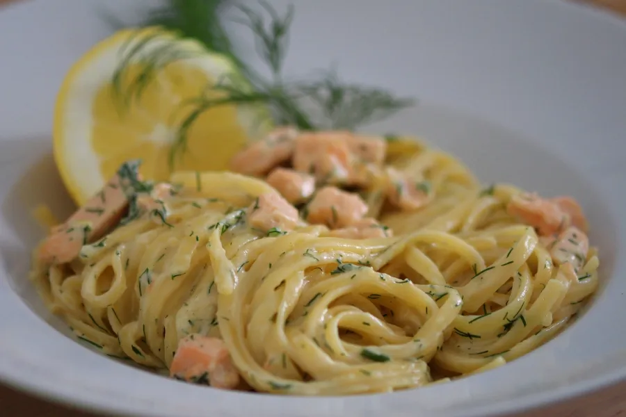 Cremige Lachs-Pasta mit Dill auf einem Teller