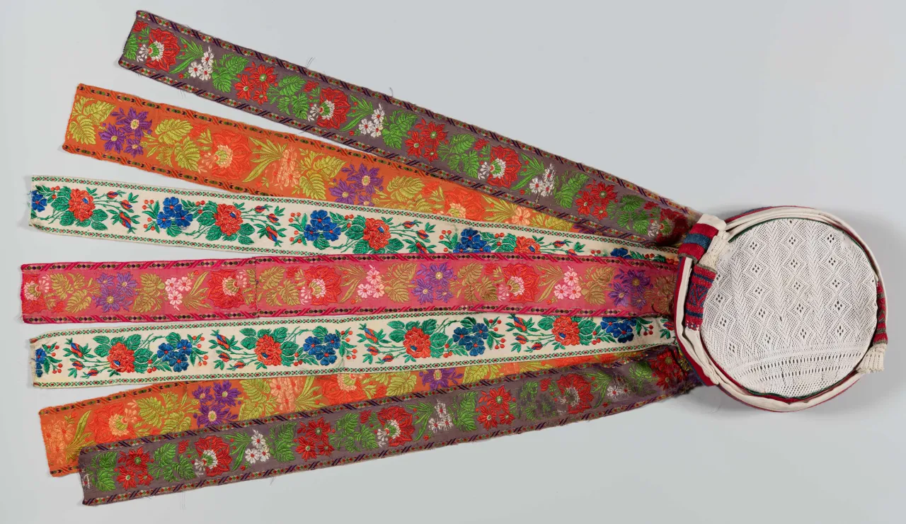 ręczne wyszywanie pasa ślubnego detal