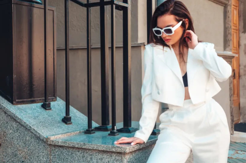 biała marynarka jeansy sneakersy stylizacje casual