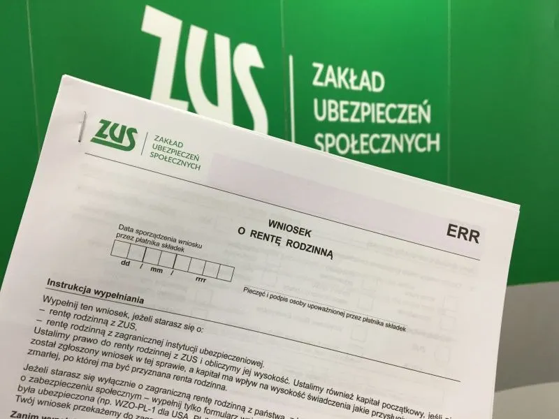 student z dokumentami ZUS, renta rodzinna wiek