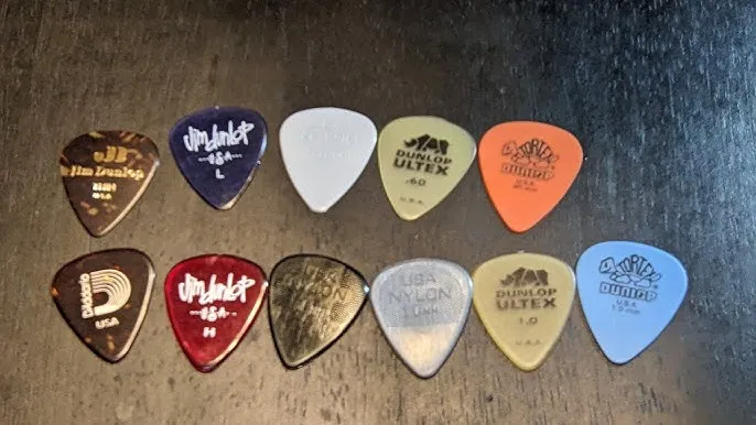 por&oacute;wnanie materiał&oacute;w kostek gitarowych celuloid nylon tortex ultex