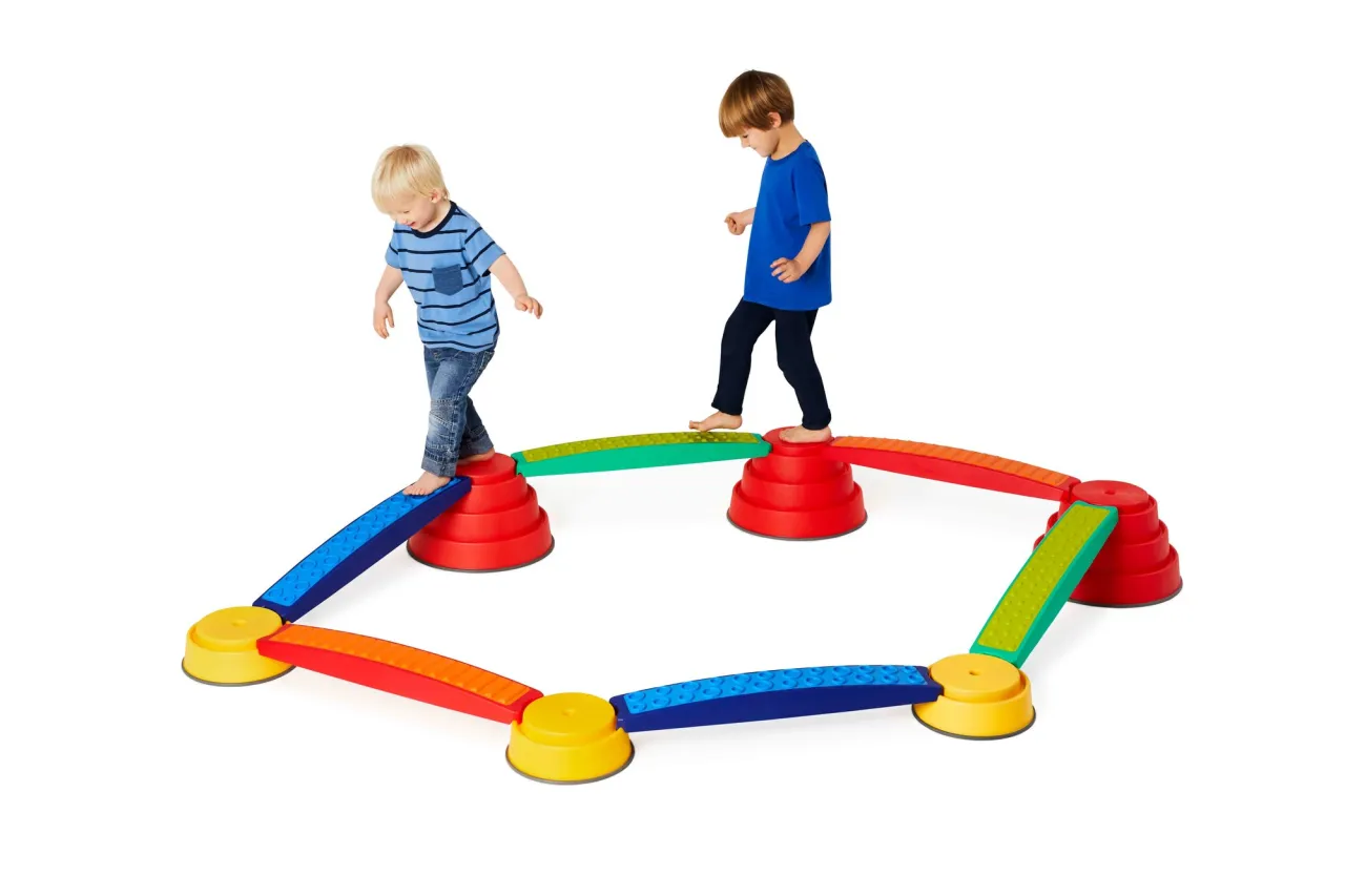 dziecko bawi się na huśtawce sensorycznej