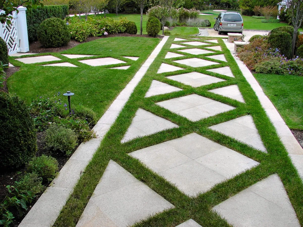 Nowoczesny podjazd z płyt i trawy, ciekawe rozwiązanie co na podjazd zamiast kostki.