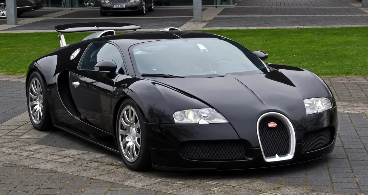 Czarny Bugatti Veyron, symbol luksusu. Zastanawiasz się, ile kosztuje Bugatti Veyron? To marzenie wielu kierowc&oacute;w.
