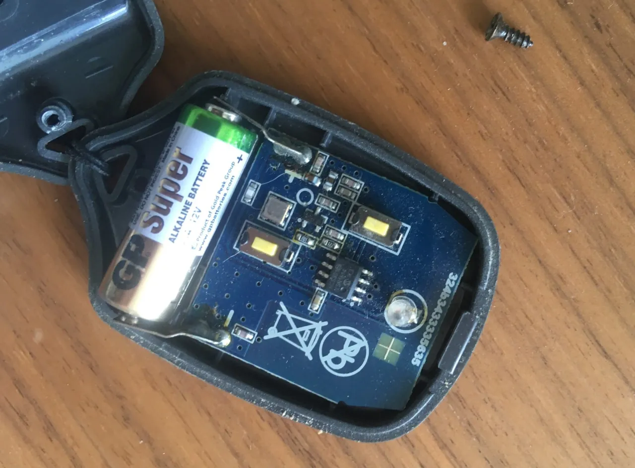 Wymiana baterii pilot samochodowy