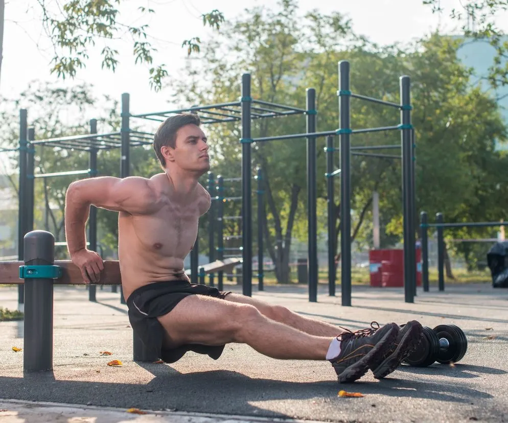 Osoba rozpoczynająca ćwiczenia w domu lub na zewnątrz
