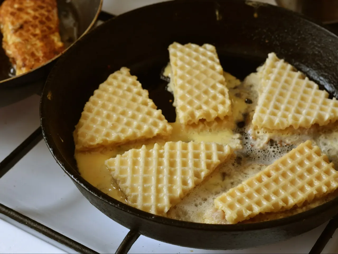 smażenie wafli na patelni