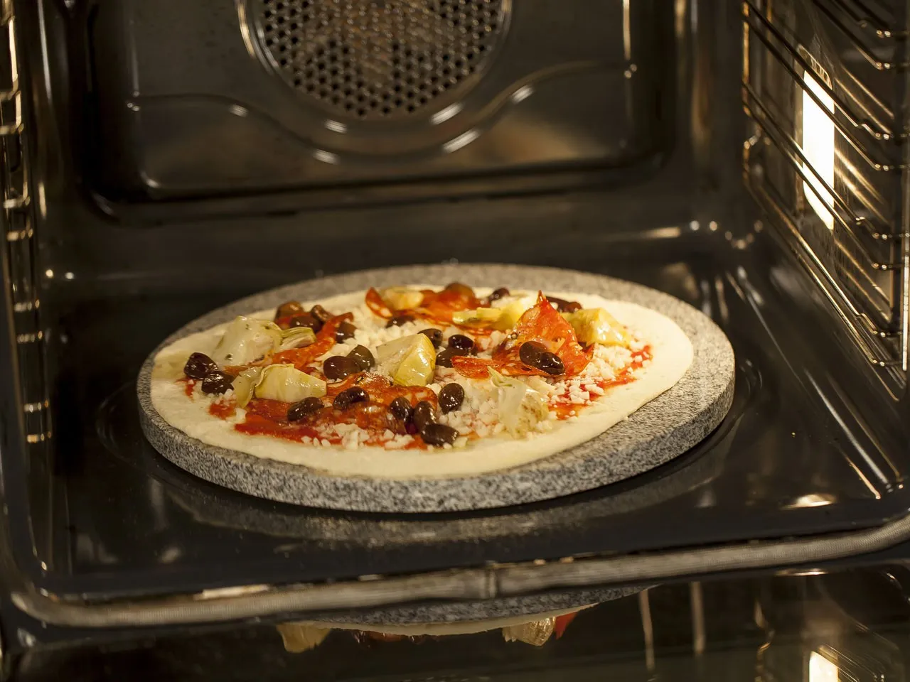 pieczenie pizzy w piekarniku kamień do pizzy