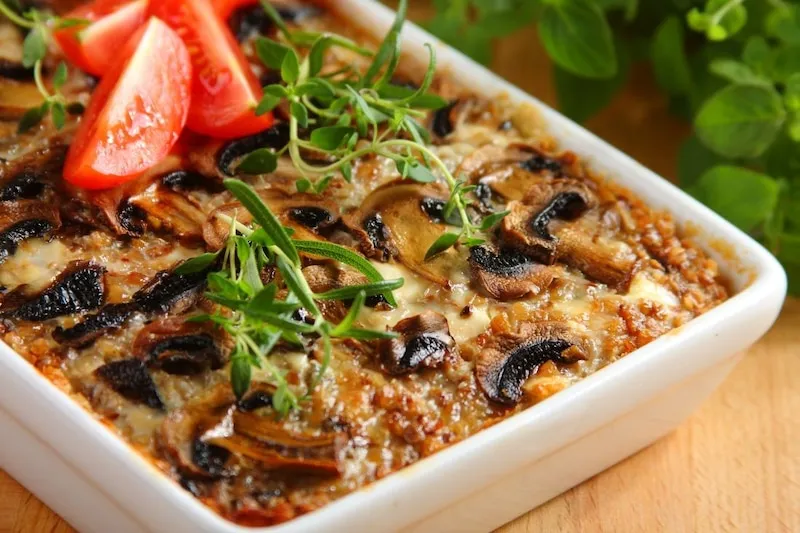 talerz zapiekanki z kaszy gryczanej z pieczarkami