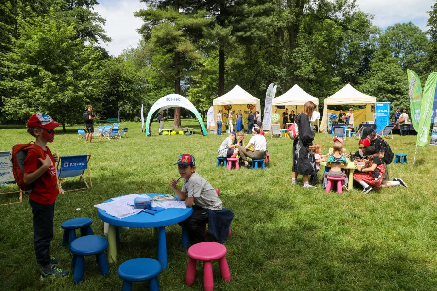 rodzina na spacerze w Parku Jordana w Krakowie