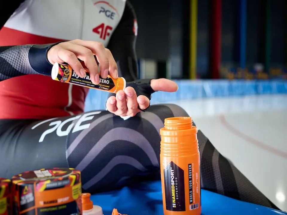 sportowcy piją izotoniki r&oacute;żne dyscypliny