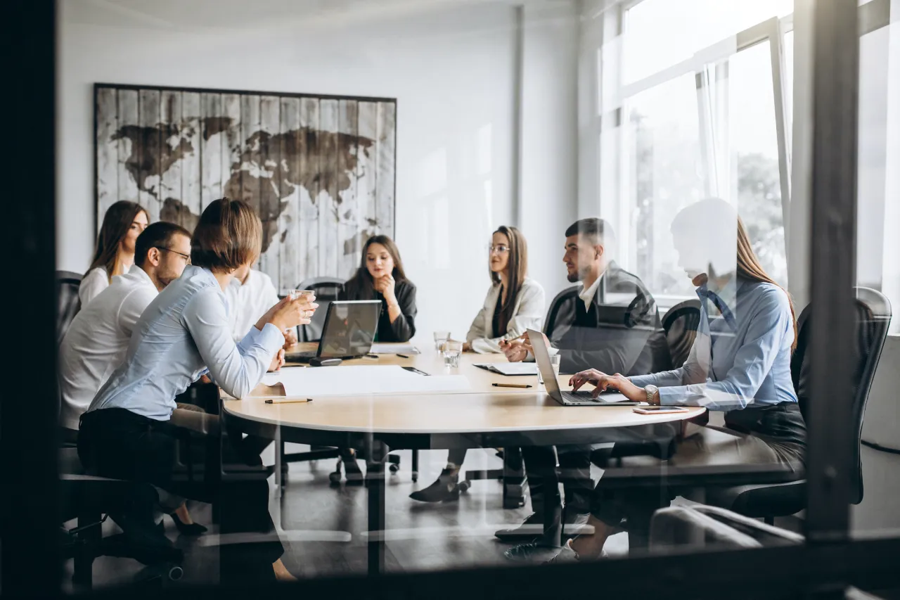 Walne Zgromadzenie Sp&oacute;łdzielni Mieszkaniowej, głosowanie, podniesione ręce