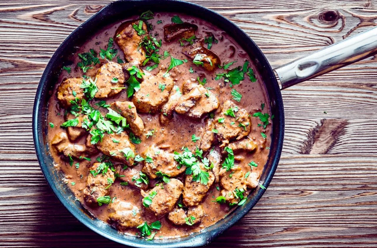 Polędwica wieprzowa w sosie, posypana natką pietruszki. Pyszne danie, które warto znać, jeśli interesuje Cię polędwica wieprzowa kcal.