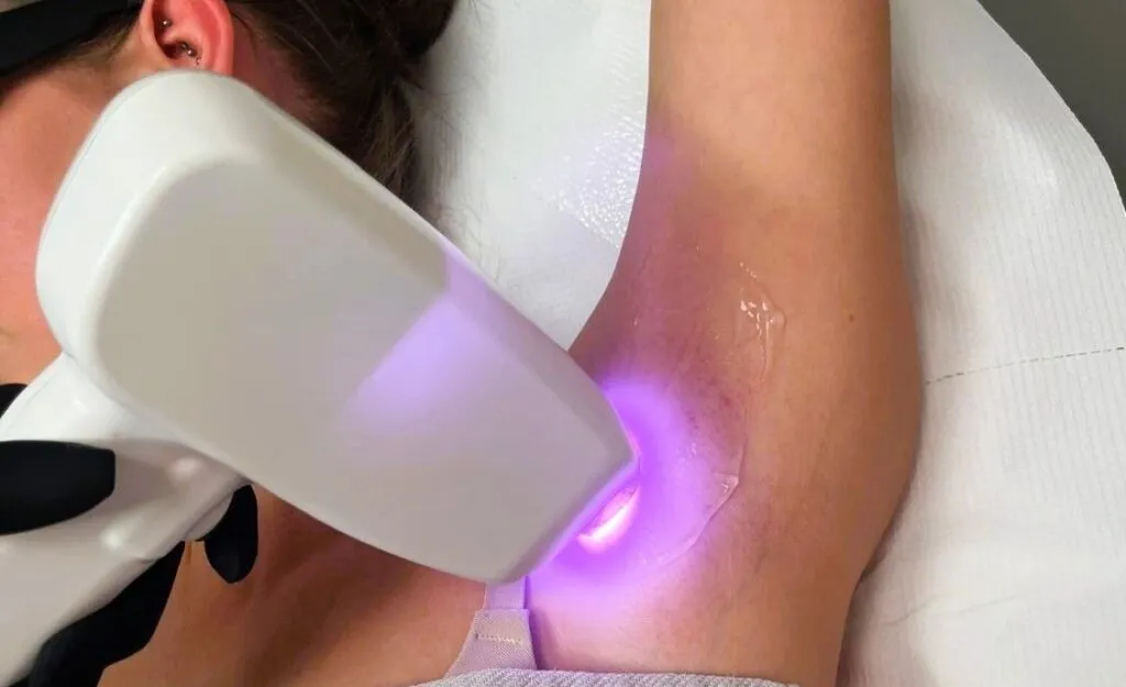 por&oacute;wnanie depilacji woskiem i pastą cukrową