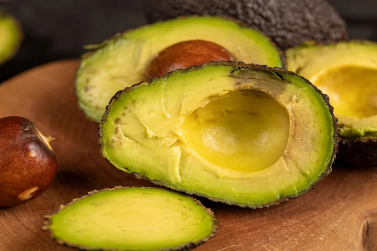 Osoba z objawami alergii jamy ustnej, np. swędząca twarz