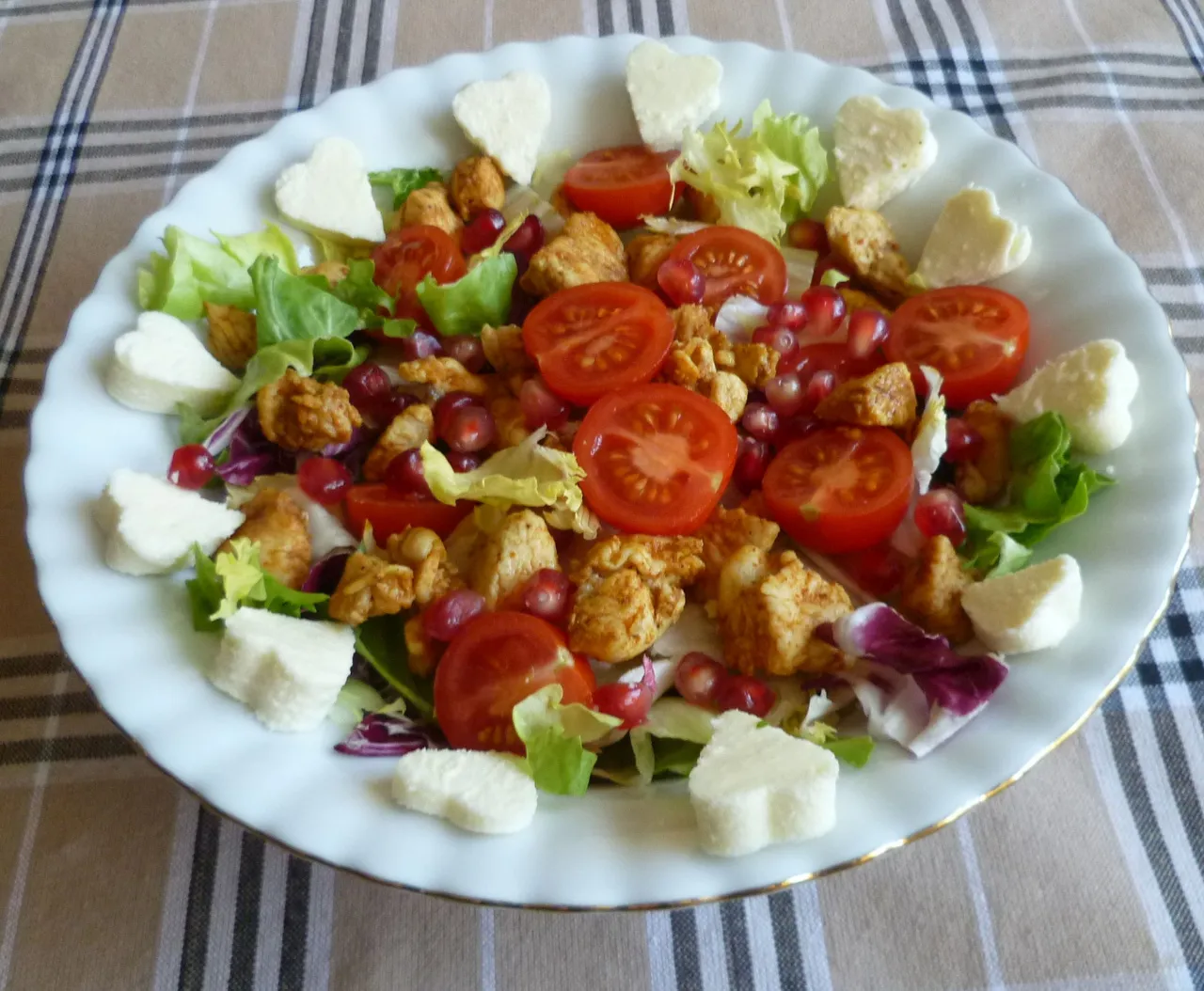 sycąca sałatka z mozzarellą i kurczakiem