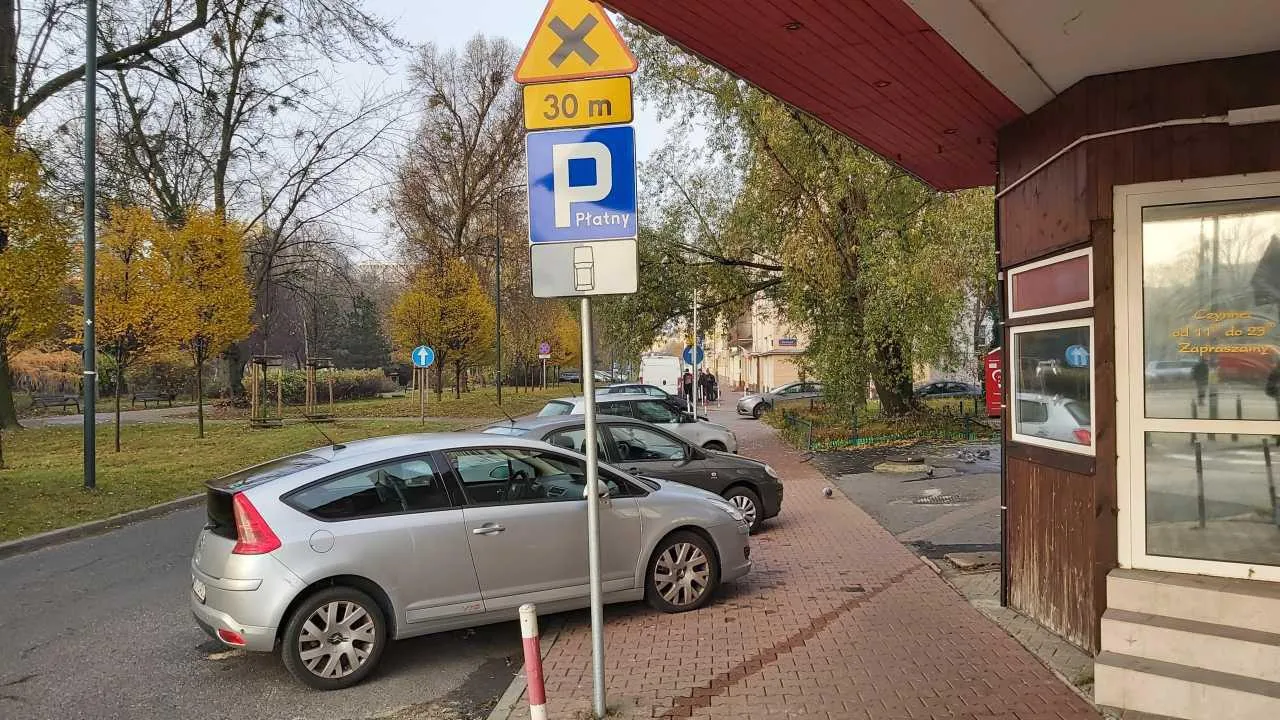 parking znak D-18 z tabliczką T-30