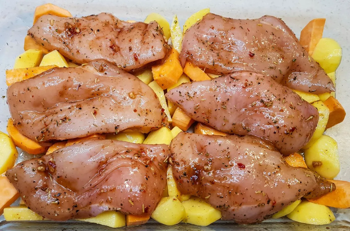 soczysta pierś z kurczaka upieczona w piekarniku