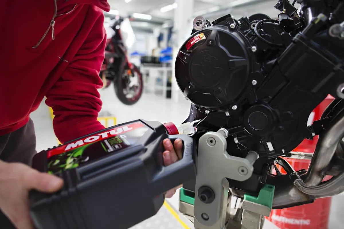 tabela interwałów wymiany oleju motocykl 125