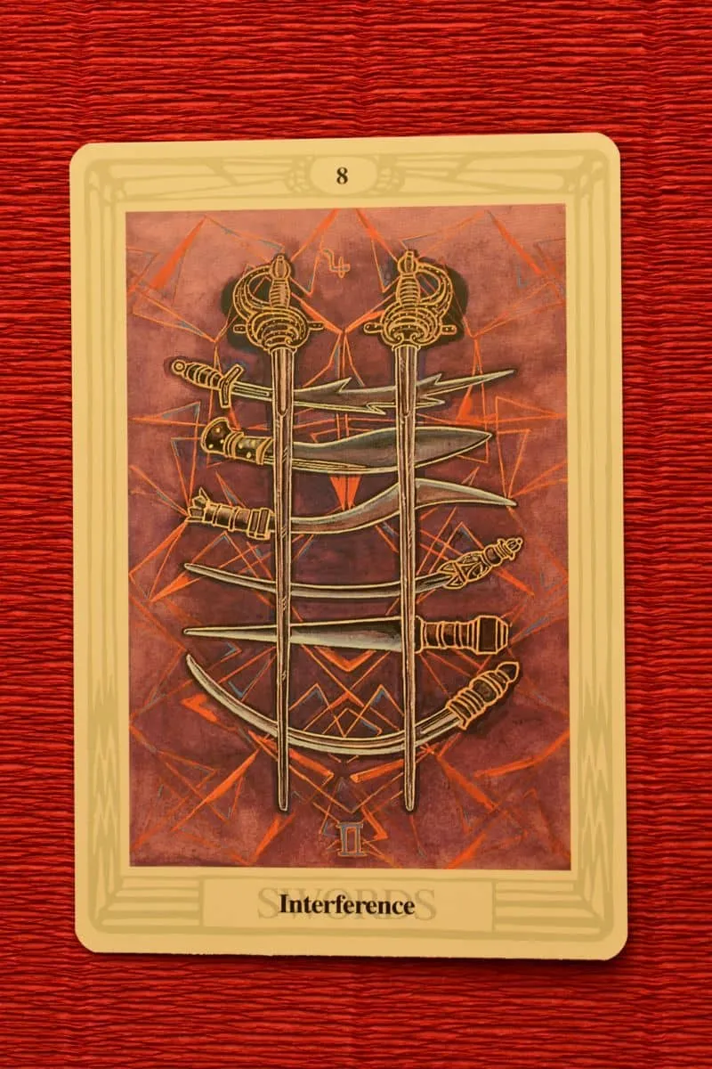 Zdjęcie 8 mieczy tarot znaczenie – jak uniknąć pułapek i zrozumieć przesłanie karty