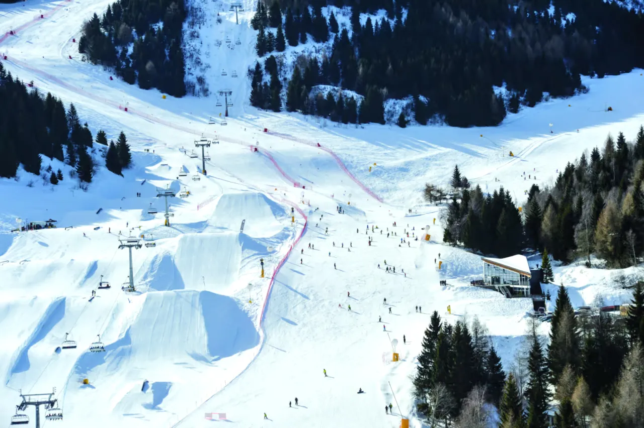 Paesaggio invernale Monte Bondone con hotel e piste da sci