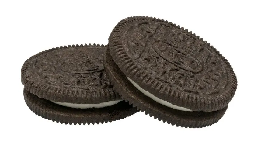 pojedyncze ciastko oreo na białym tle