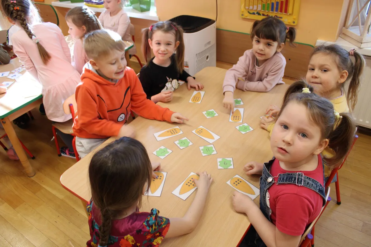 dzieci grające w gry matematyczne