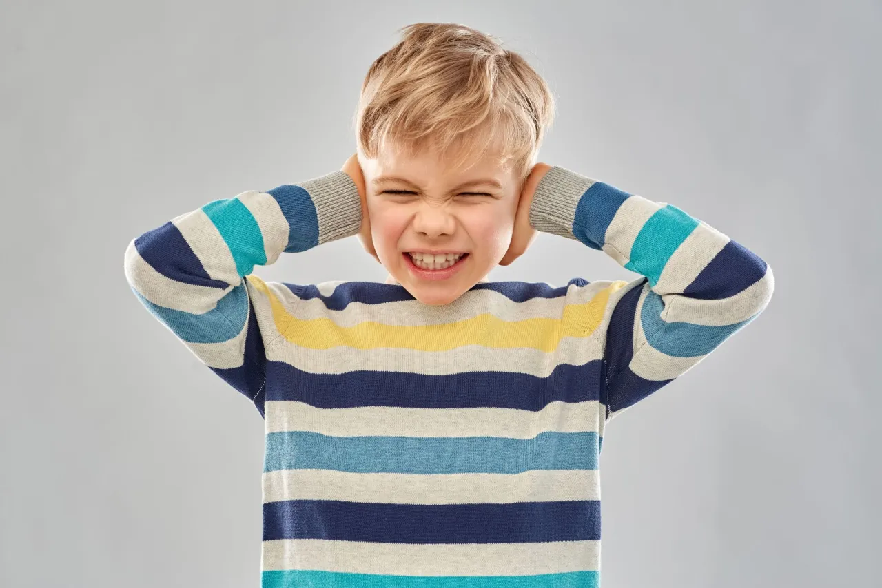 dziecko zatykające uszy, dziecko unikające dotyku, dziecko nadruchliwe