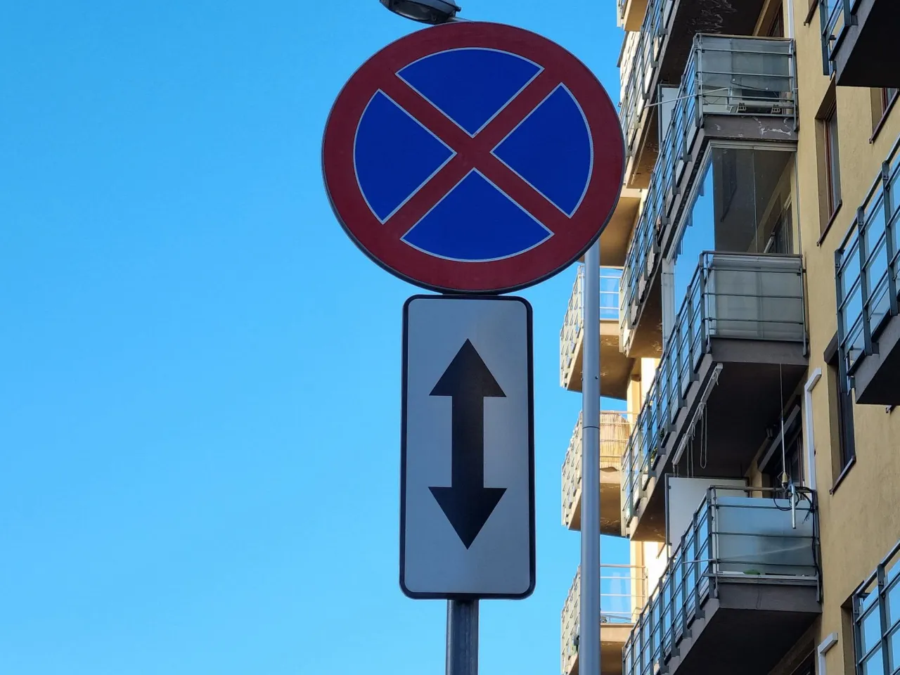 Zdjęcie Czy zakaz zatrzymywania dotyczy chodnika? Sprawdź, zanim zaparkujesz
