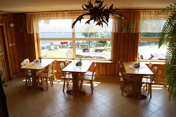 Bac&oacute;wka na Obidzy wnętrze pokoju i restauracji