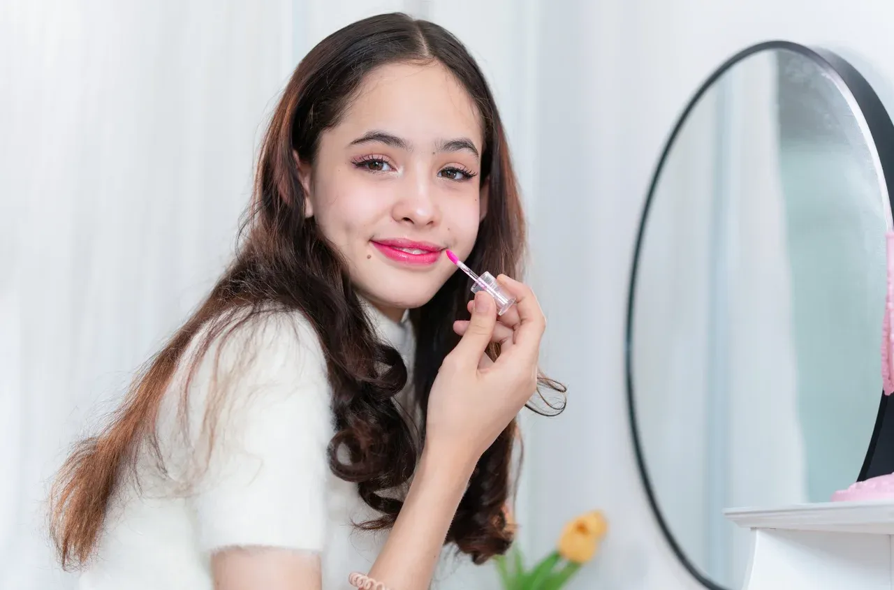 Uczeń z kolorowymi włosami i makijażem w szkole