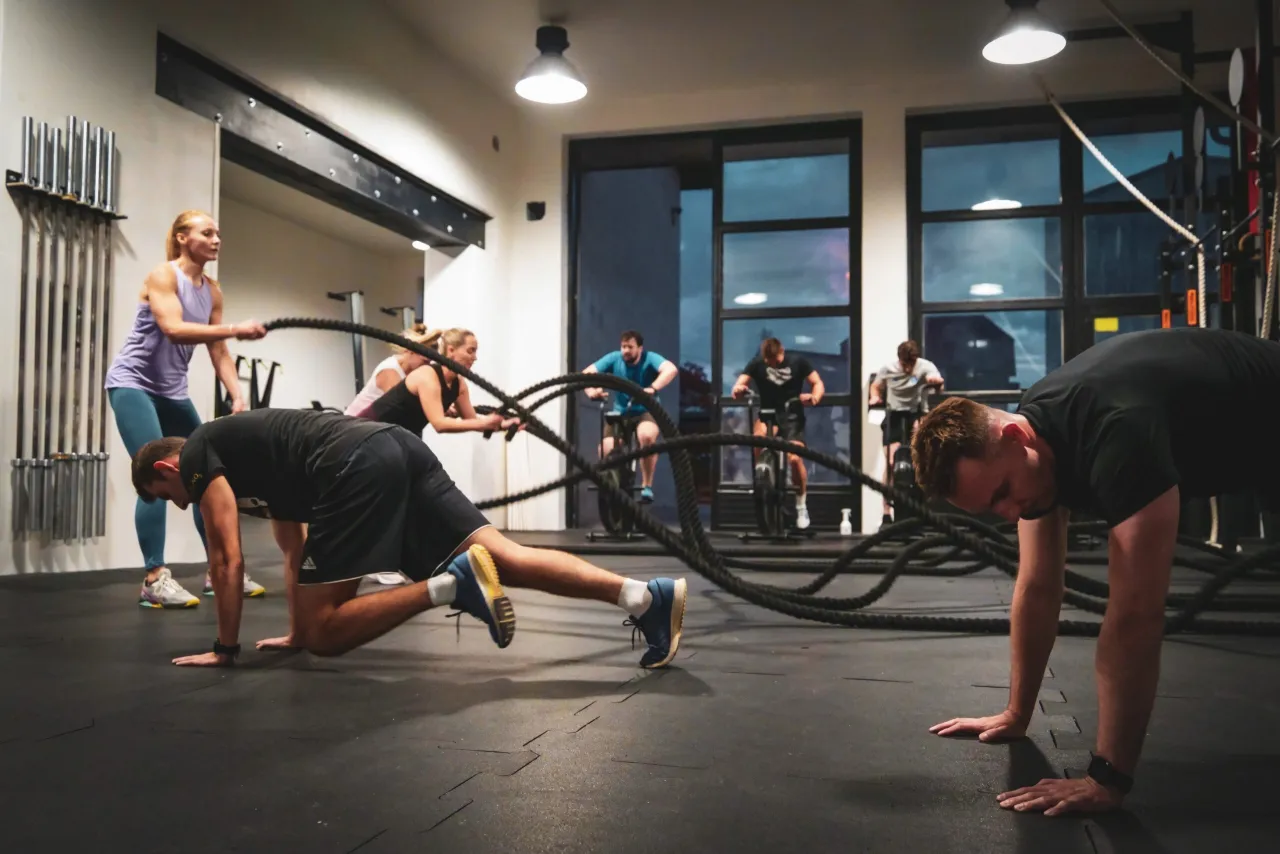 Trener CrossFit korygujący technikę ćwiczenia
