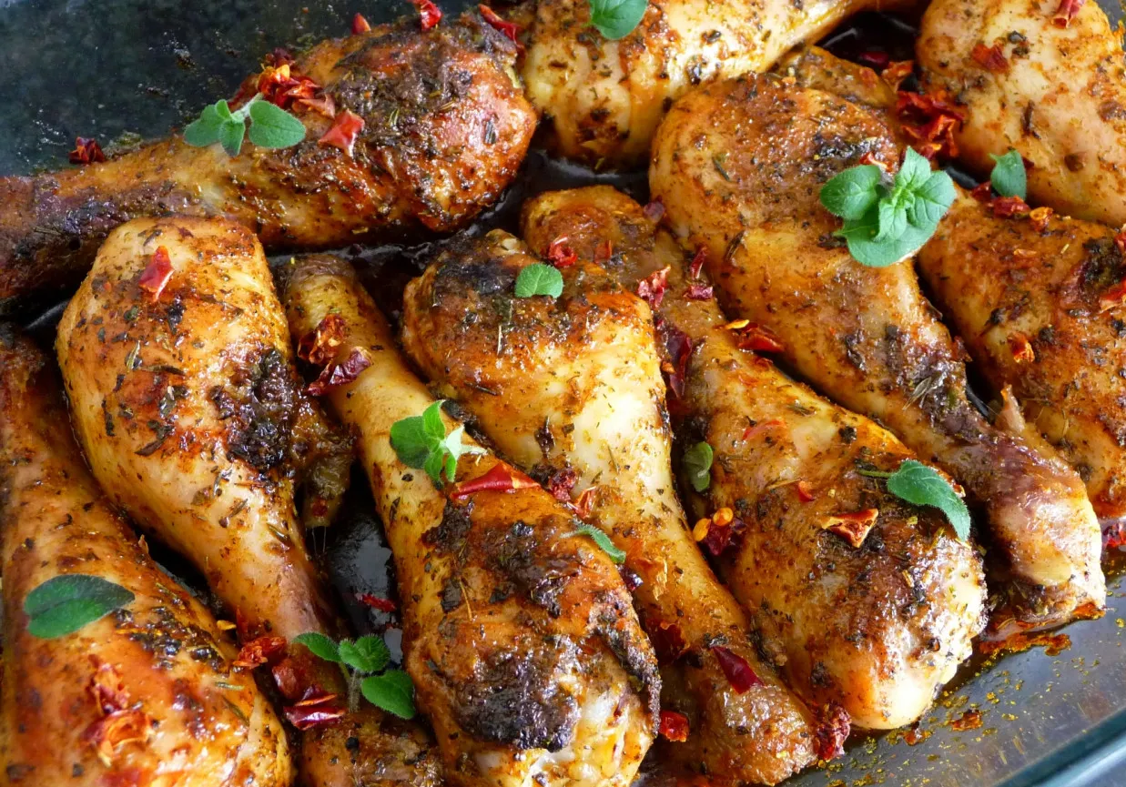 Złociste pałki z kurczaka pieczone z ziołami i papryczką chili. Idealne na obiad, a ile czasu piec pałki z kurczaka? Około 40-45 minut w 180°C.