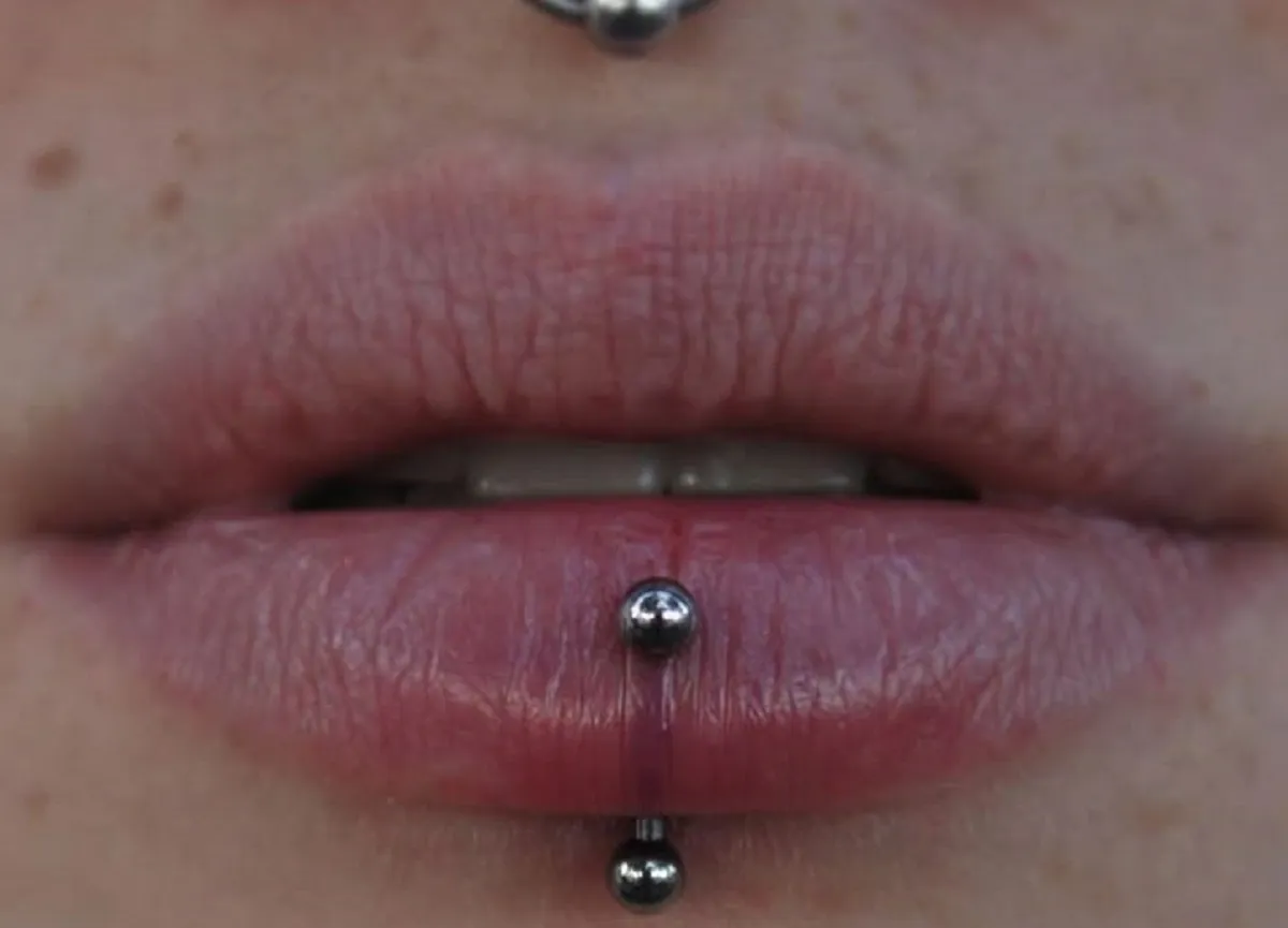 por&oacute;wnanie tytanu i stali chirurgicznej piercing